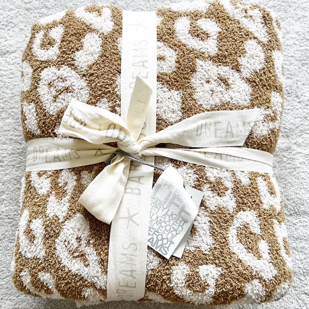 BAREFOOT DREAMS NWT CozyChic Barefoot in the Wild Throw